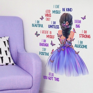Detaillierter Wandsticker mit Mädchen in lila Kleid und bunten Schmetterlingsmotiven