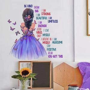 Wandsticker einer Frau im lila Kleid mit Schmetterlingen und DREAM BIG Zitaten