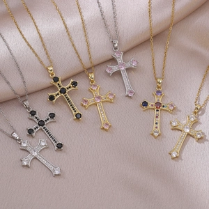 Collares de cruz en oro y plata con colgantes de circonita de colores sobre tela de seda