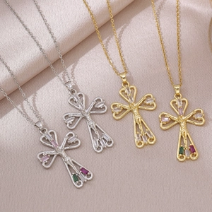Kruis ketting in goud en zilver met Jezus hanger en kleurrijke kristallen versierd