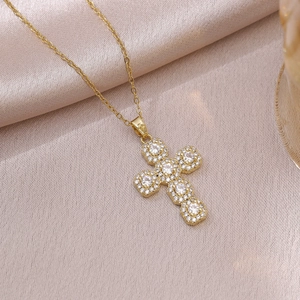 Collier croix dorée classique avec pendentif en zircone cubique sur soie rose
