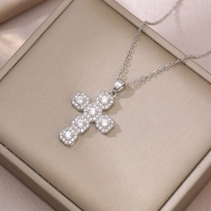 Collier classique avec pendentif croix en argent et zircons étincelants pour femmes