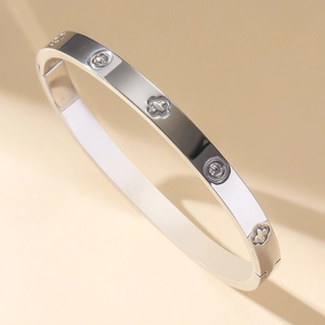 Bracelet trèfle en acier inoxydable argenté poli serti de zircons étincelants