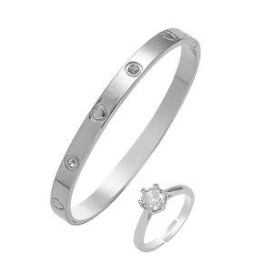 Ensemble élégant avec bracelet jonc cœur en acier inoxydable et bague solitaire brillant