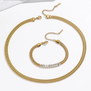 Parure de bijoux en acier doré avec collier maille épi et bracelet zircon baguette