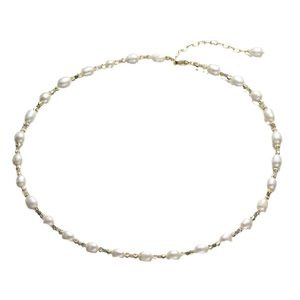 Élégant collier de perles d'eau douce avec perles dorées sur fond blanc immaculé
