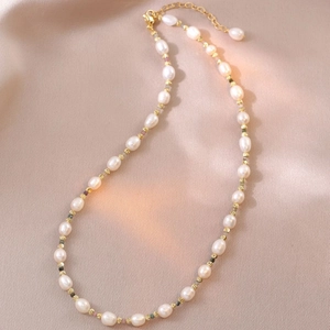 Collier de perles d'eau douce naturelles avec perles de tourmaline et fermoir doré