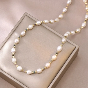 Collier en perles d'eau douce avec tourmaline sur une boîte à bijoux de luxe