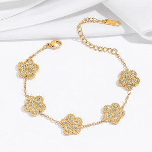 Vue détaillée du bracelet doré avec fleurs en zircone et fermoir ajustable de précision