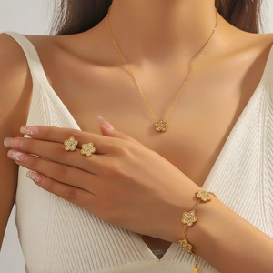 Parure de bijoux fleur à cinq pétales dorée avec cristaux sur un mannequin femme