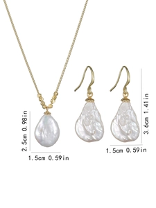 Ensemble collier boucles d'oreilles perles baroques d'eau douce, détail design irrégulier.