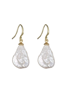Exquises boucles d'oreilles perles d'eau douce baroques, crochets dorés, détail chic.