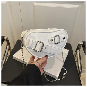Détail du sac bandoulière blanc en forme de cœur avec boucles argentées et chaîne