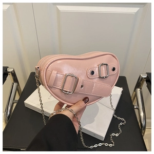 Détail du sac coeur rose en cuir PU avec boucles argentées et bandoulière chaîne