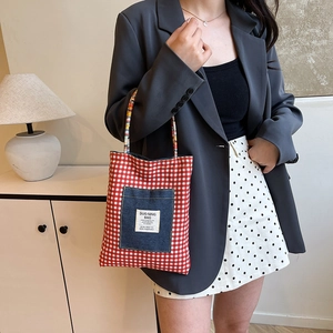 Borsa tote reversibile in tela a quadri rossi con tasca in denim e manici intrecciati