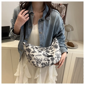 Dettaglio borsa hobo in tela con motivo foresta Toile de Jouy e patch in pelle nera