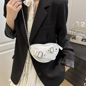 Sac à bandoulière blanc en forme de cœur avec doubles boucles et chaîne argentée