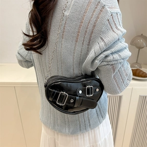 Sac bandoulière tendance en forme de cœur noir avec boucles argentées et chaîne