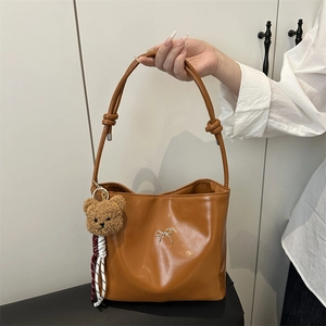 Minimalistische Glänzend PU Leder Unterarmtasche Damen Mode Schleife Schultertasche Mit Plüschbär Anhänger Retro Eimertasche Handtasche