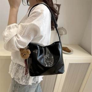 Minimalistische schwarze Schultertasche aus PU-Leder mit Schleife und Bärenanhänger