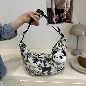 Borsa a Tracolla Vintage da Donna in Tela con Stampa Toile De Jouy Borsa Hobo a Mezzaluna Grande Capacità Con Ciondolo Panda