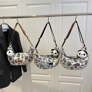 Tre borse a mezzaluna vintage in tela Toile de Jouy con ciondoli a forma di panda