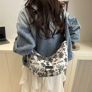 Borsa hobo in tela Toile de Jouy francese con stampe vintage indossata da una donna