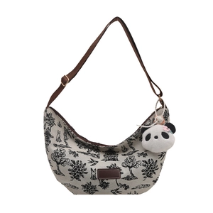 Borsa a mezzaluna in tela avorio con stampa paesaggio, tracolla e ciondolo panda