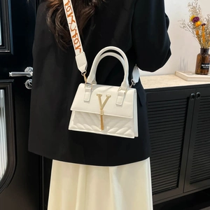 Sac à main blanc en simili cuir avec boucle V dorée et bandoulière large imprimée