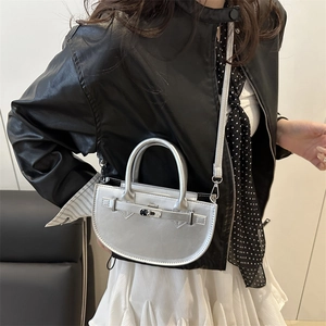 Elegante borsa a mezzaluna argento con chiusura metallica e tracolla in pelle