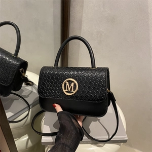 Damen Mode PU Leder Umhängetasche Metall M Buchstaben Logo Quadratische Crossbody Tasche Webstruktur Überschlag Handtasche Für Den Alltag