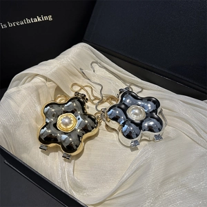 Mini Umhängetasche In Blumenform Spiegel-Metallic-Legierung Mit Künstliche Perle Trendiges Party-Abend-Accessoire Für Damen