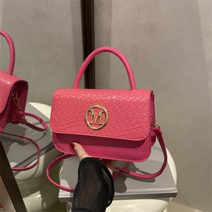 Sac à main tendance en cuir tressé rose avec boucle dorée en forme de M et bandoulière