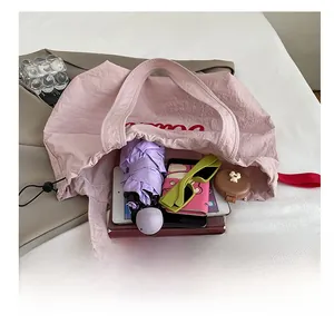 Vista dall'alto della capienza interna di una borsa tote in nylon rosa con tablet