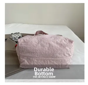 Vista dettagliata del fondo resistente all'usura di questa elegante borsa tote rosa