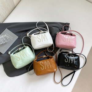 Mini sac cabas en cinq couleurs avec décoration de lettres SM en perles vernies
