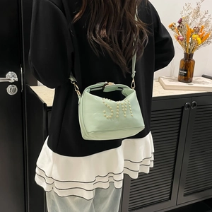 Sac fourre-tout vert menthe pour femme avec motif de rivets dorés SM et bandoulière
