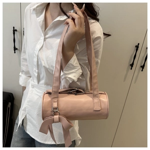 Vue détaillée du sac Boston rose avec un grand nœud décoratif et des finitions argentées