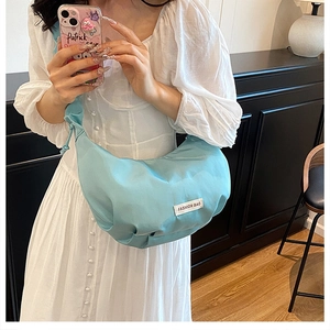 Sac croissant bleu clair en nylon avec plis élégants et détail d'étiquette tendance