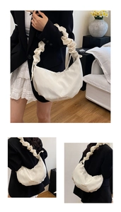 Détail du sac en satin plissé blanc avec logo Fashion Bag et bandoulière à larges volants