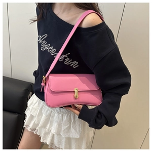 Détail du sac baguette en cuir rose avec boucle dorée vintage et finition mate