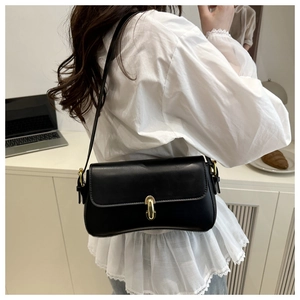 Sac sous le bras minimaliste en cuir noir avec fermoir doré et bandoulière fine