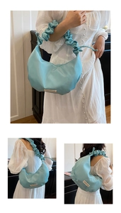 Détail du sac à main plissé bleu clair avec étiquette en textile de mode