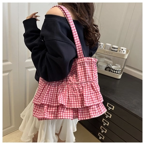 Détail du sac cabas à carreaux roses avec volants superposés et doubles anses