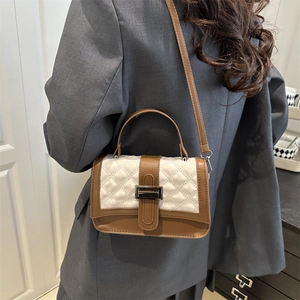 Sac à main matelassé en cuir beige et marron avec boucle en métal et bandoulière chic