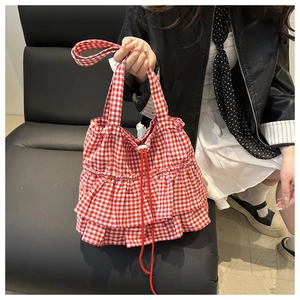 Détail du sac cabas à carreaux vichy rouges avec volants et fermeture à cordon