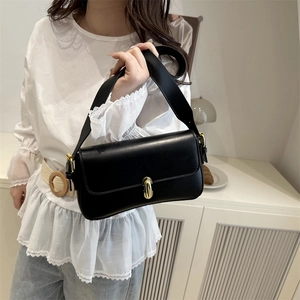 Sac baguette noir avec fermoir doré et large bandoulière tendance pour femme