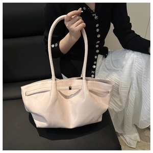 Dettaglio della borsa tote rosa con texture plissettata lucida e fibbia dorata quadrata