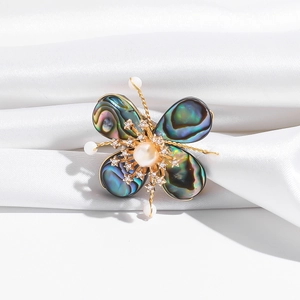 Detailansicht der Barock-Blumenbrosche mit Abalone-Muschel und goldener Perle in der Mitte