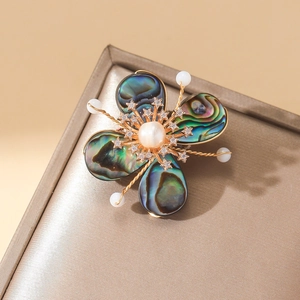 Barocke Perlen-Blumenbrosche mit Abalone-Schale und Golddraht auf einer Geschenkbox
